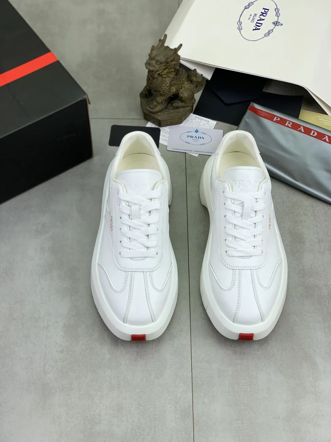 Men's shoes 💰P600💰[New model] The top version is available on the official website, 🆘 The trendy brand (Prada) mainly promotes the popular model, avant-garde and versatile fashionable men's shoes, private version mold opening, cowhide surface splicing 1:1.. Fashionable and simple, original imported cowhide lining cowhide feet; the atmosphere and personality are more fashionable, eye-catching and pursuing class. It will subvert the old idea and be a must-have for fashion trendsetters with you! Must keep it for yourself! Tall and comfortable, large and low, high-end quality workmanship. The new high-end outsole on the official website. Size: 38-45. Available in black and white.